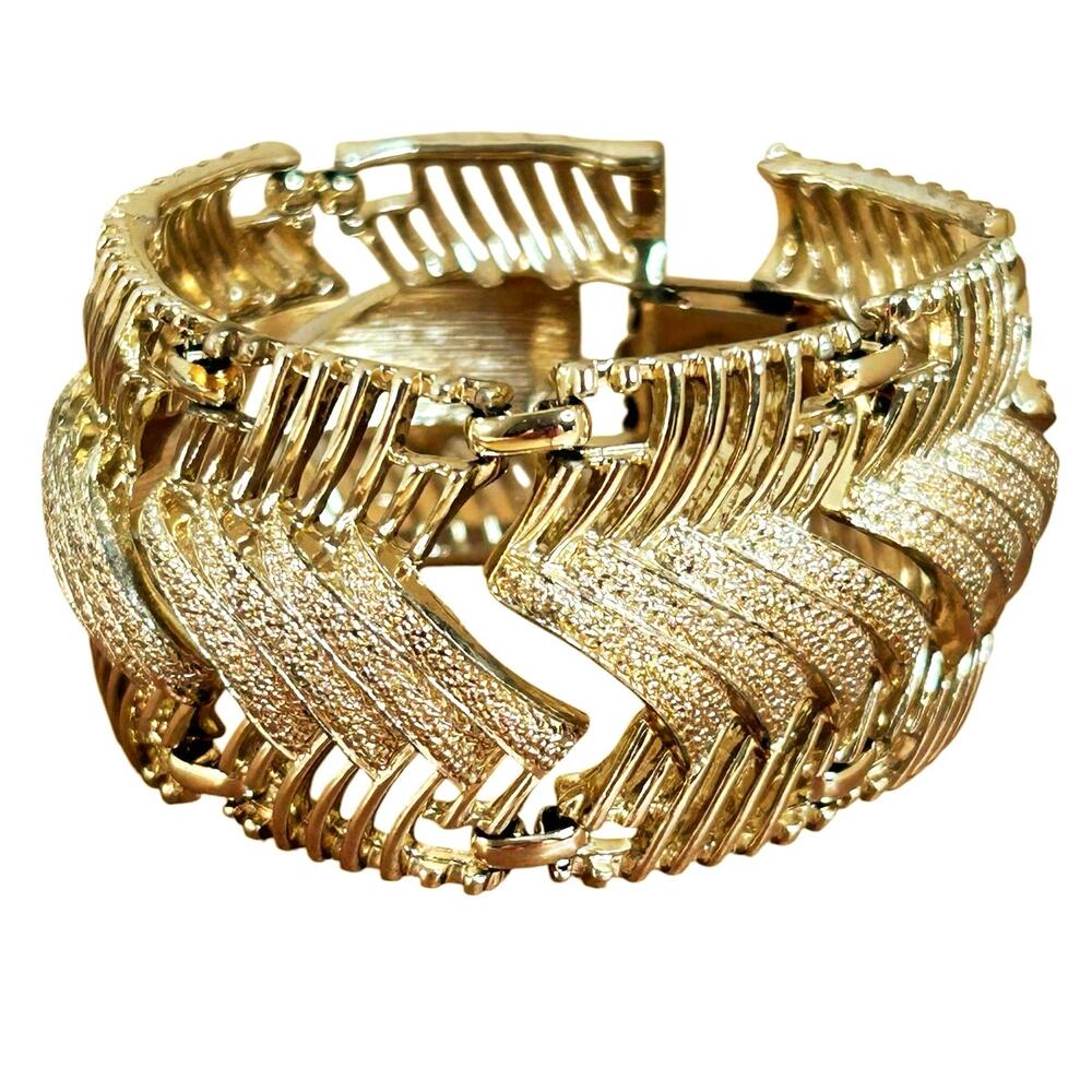 Vintage Coro Pegasus Gold Tone Wide Chevron Panel Link Bracelet Mid Century